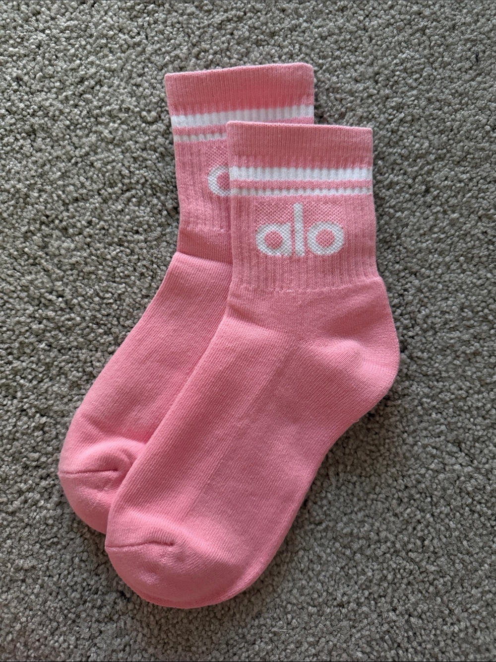 ALO Unisex Half-Crew Throwback Sock in Pink